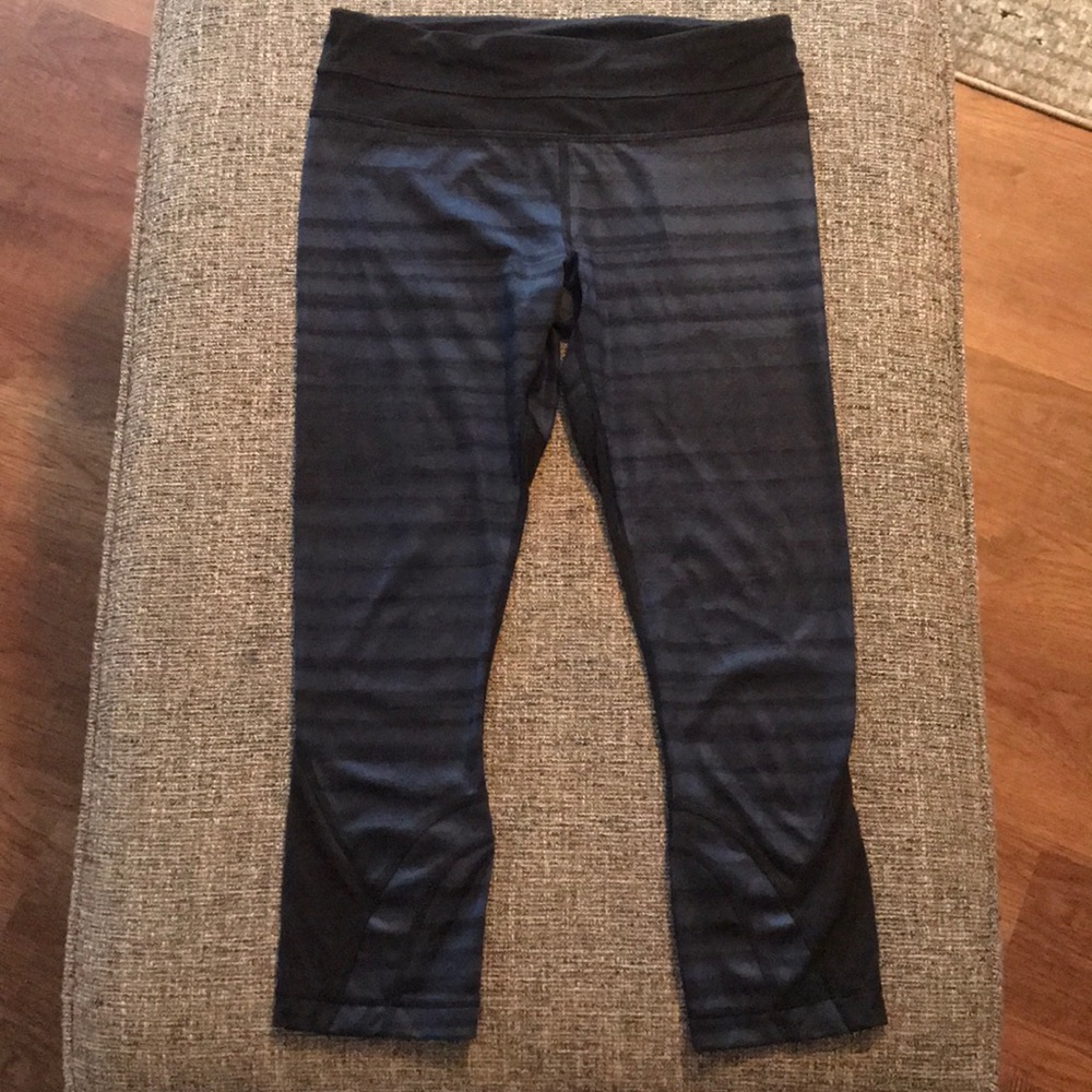 LULULEMON BLACK ON BLUE STRIPED CROP LEGGINGS